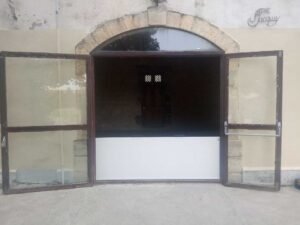 Barrera anti inundaciones instalada en acceso con puertas abiertas