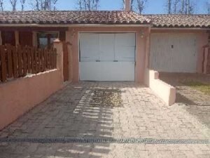 Barrera anti inundación instalada entre muros en acceso de vivienda