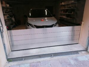 Sistema anti inundaciones para entrada de garaje con barrera de aluminio Aguabloc