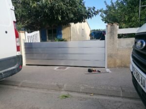 Barrera anti inundación instalada en acceso residencial Aguabloc Cuarte de Huerva