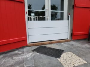 barrera anti inundación instalada en puerta