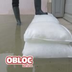 sacos anti inundación OBLOC hinchados actuando como barrera durante inundación