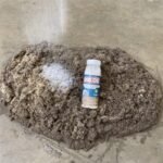 Solución de secado post inundación OBLOC solidificador de agua turbia 125L en uso sobre suelo mojado